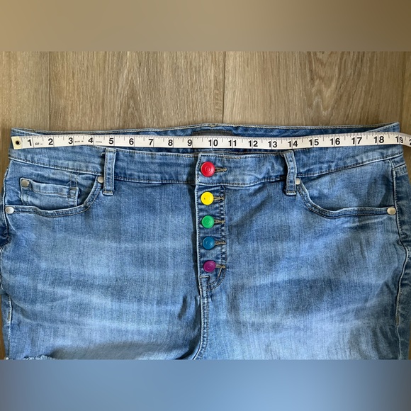 TORRID Rainbow Pride Exposed Button Fly Cuffed Shorts EUC - Picture 6 of 11